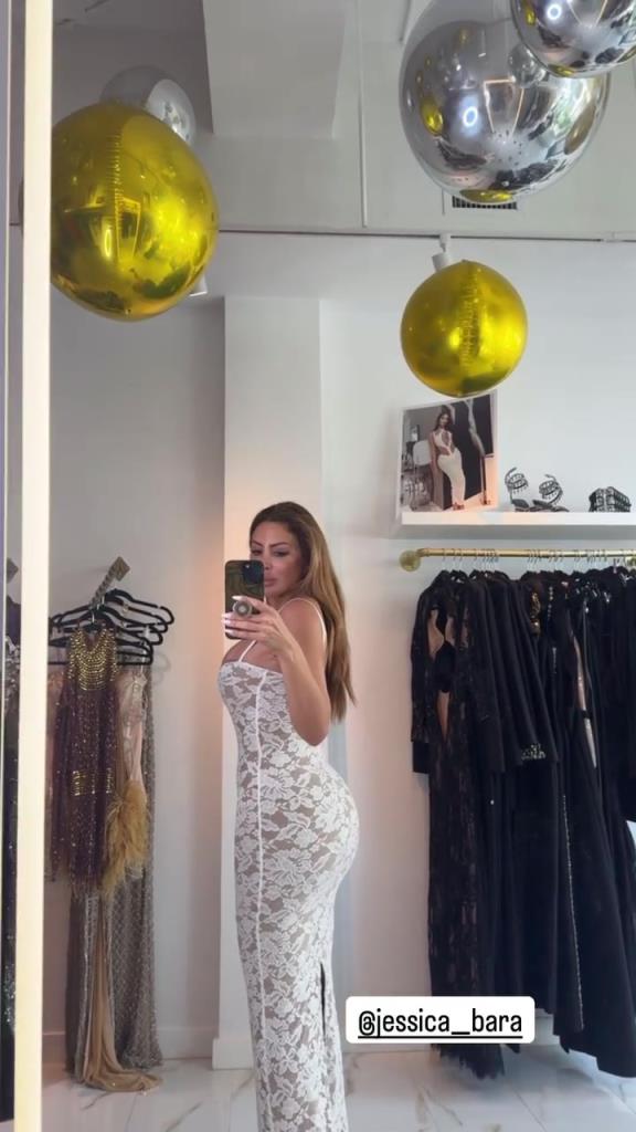 徐娘半老！皮蓬前妻穿吊帶裙自拍，這身材也太炸裂了！