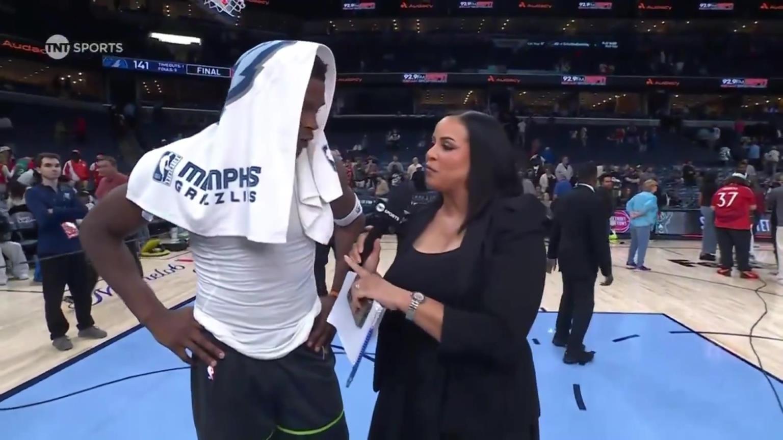 華子賽后接受一位豐滿女記者的采訪！