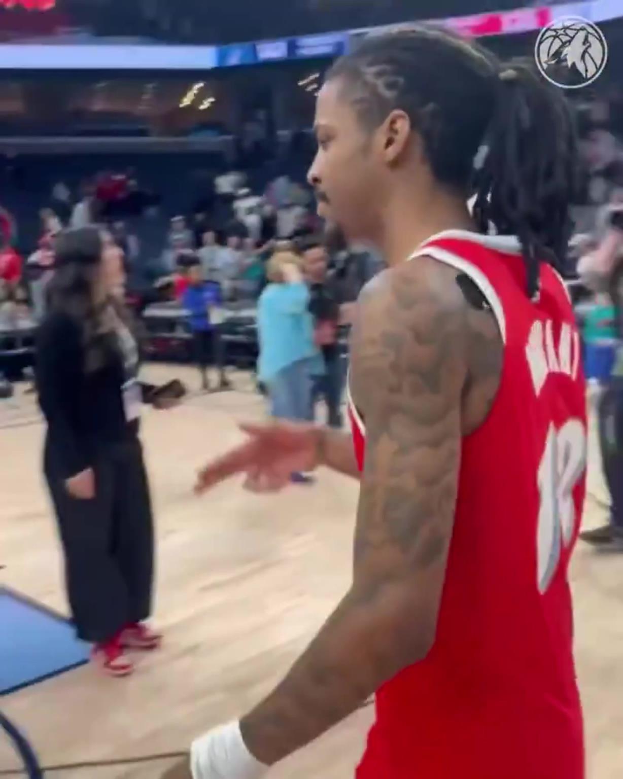 笑死！莫蘭特賽后與華子握手，竟然也是比出“手槍”的手勢(shì)