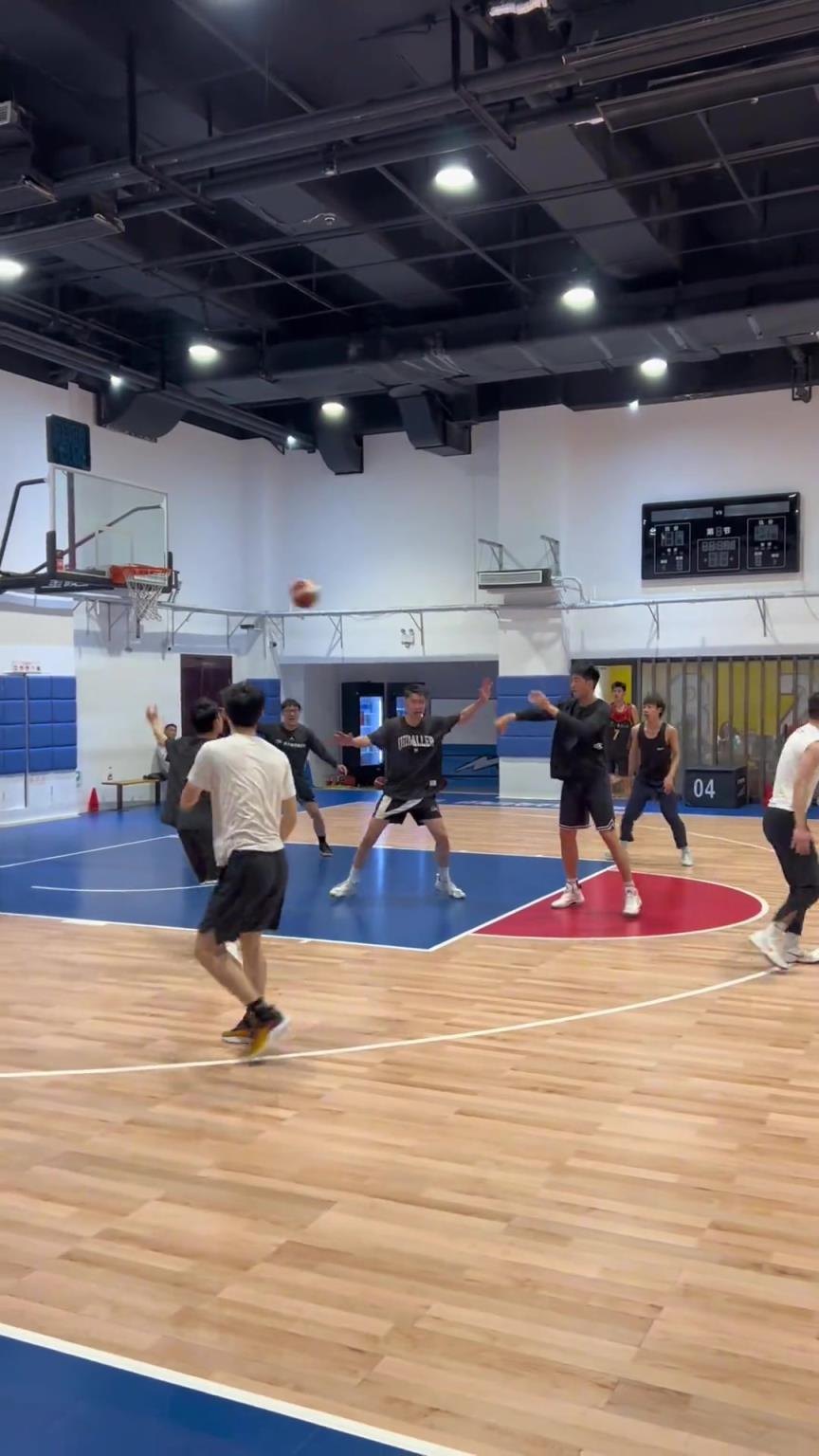 對(duì)手回家后：老婆，我今天在野球場(chǎng)匹配到巔峰馬刺隊(duì)了！