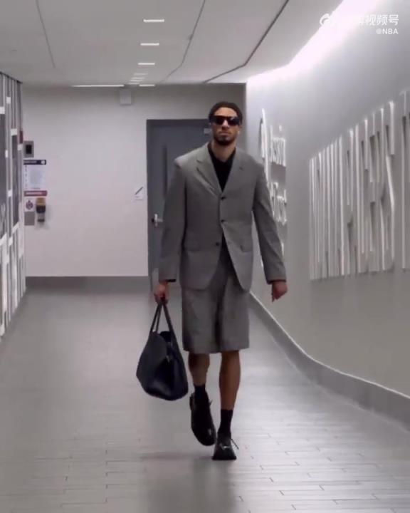 時(shí)尚潮男！哈利今日一身灰西裝短褲墨鏡搭配入場(chǎng) 腿真細(xì)！