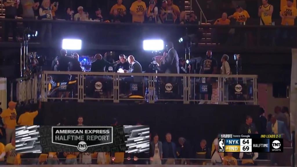 ??？轉(zhuǎn)播鏡頭給到解說看臺，奧尼爾居然抱著一個人在彎舉