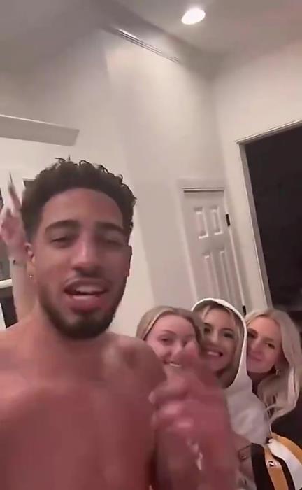 今日怒砍歷史級三雙！哈利此前光著膀子與三位金發(fā)美女同框