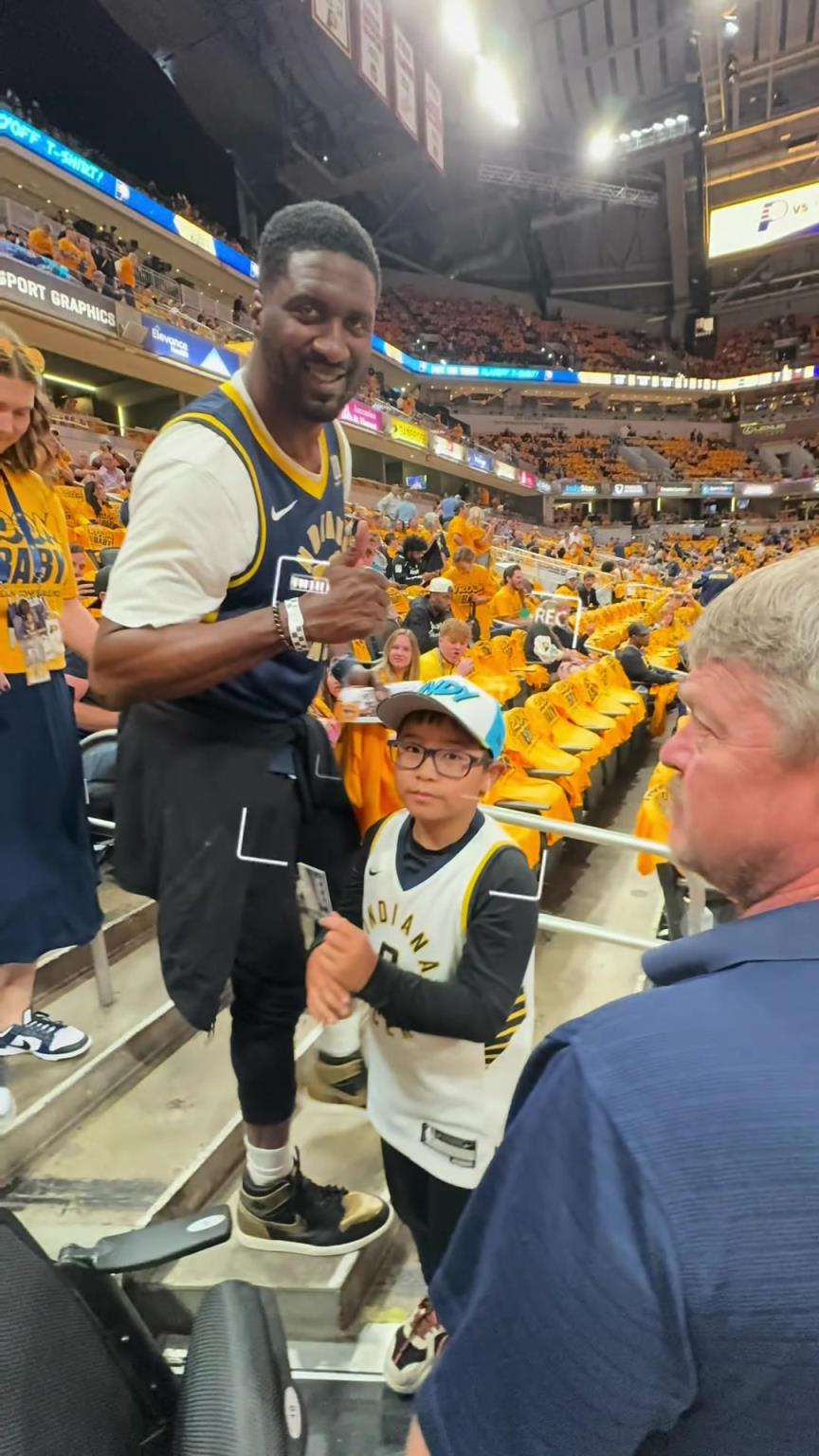 現(xiàn)在真成高圓圓了！步行者名宿希伯特現(xiàn)身主場給小球迷簽名