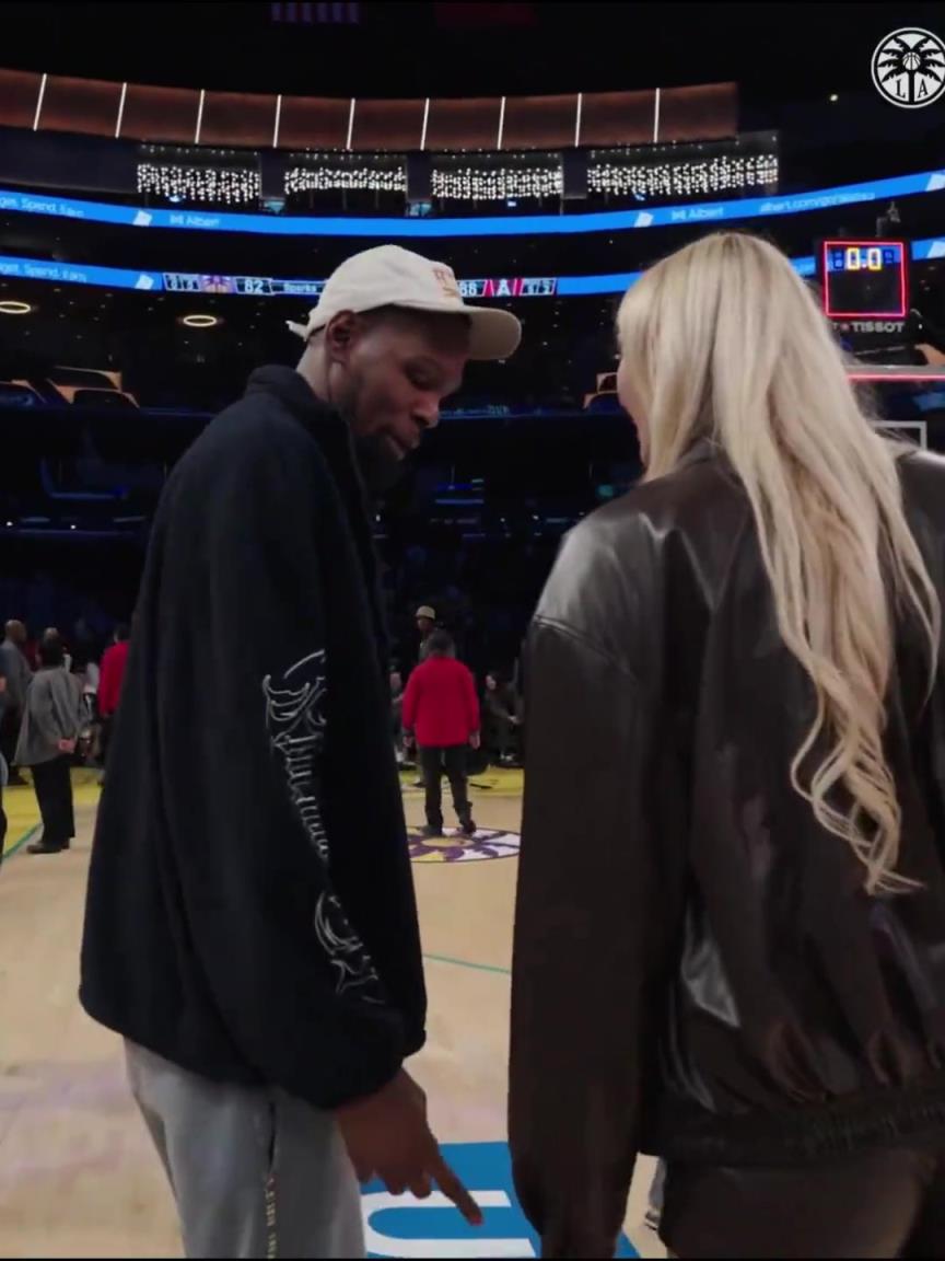 小帥這氣質！杜蘭特與庫里教妹布林克擁抱，眼睛好像一直偷瞟布林克大長腿