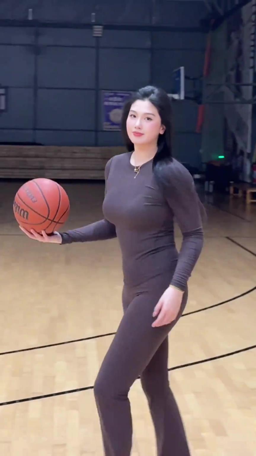 低配版卡戴珊！野球場肘姐這身材，懂的吧友都懂！