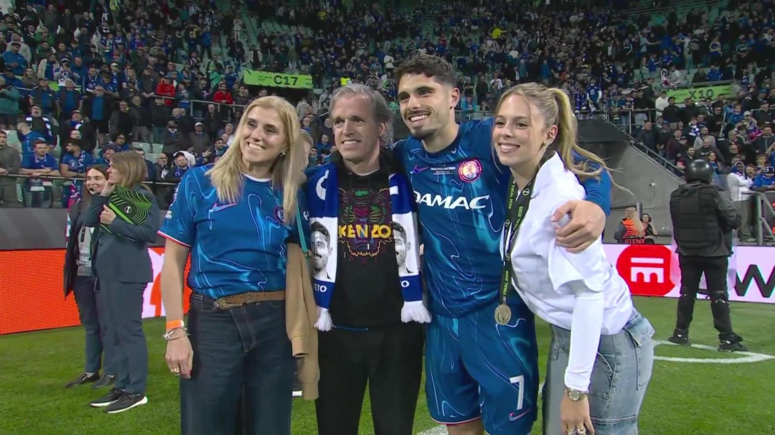 內(nèi)托好福氣！奪冠后高顏值女友來合照，身材相當哇塞！