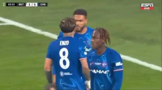 繼續(xù)干！恩佐進球后給了詹姆斯一巴掌，兩人頂頭互相打氣