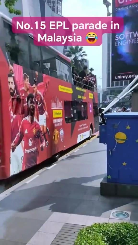 游街示眾？曼聯(lián)在馬來西亞街頭大巴游行，球迷笑噴