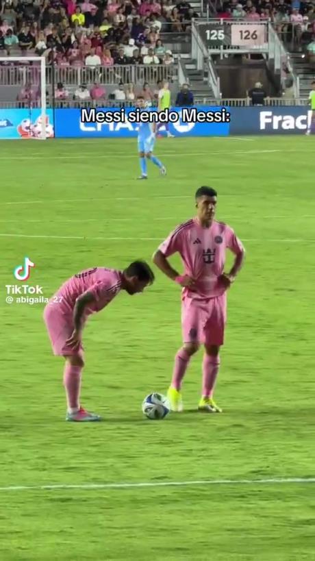 哈哈！梅西擺任意球偷偷往前挪被裁判抓包