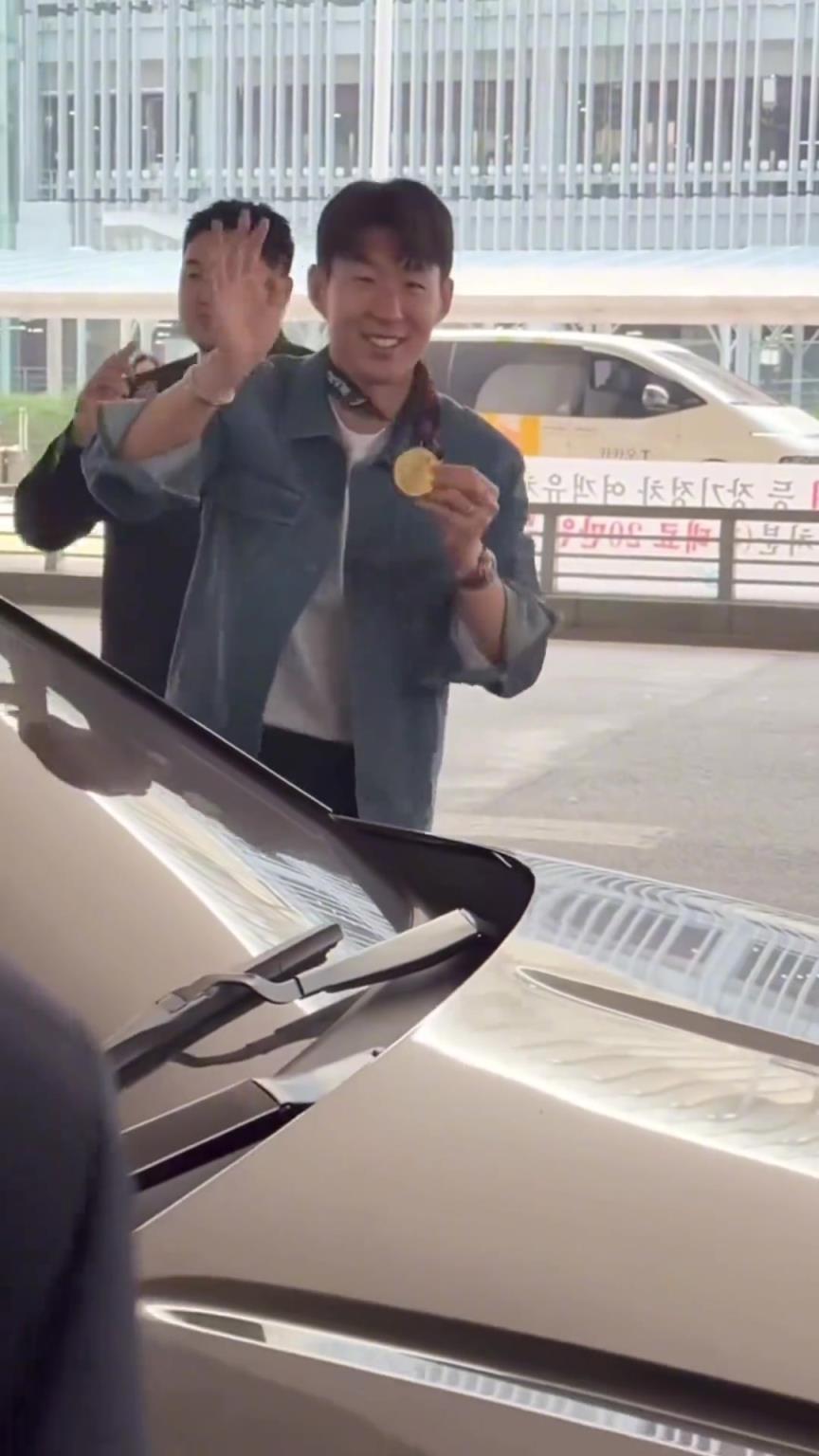 衣錦還鄉(xiāng)！孫興慜返回韓國，眾多女球迷讓其把歐聯(lián)獎牌戴上