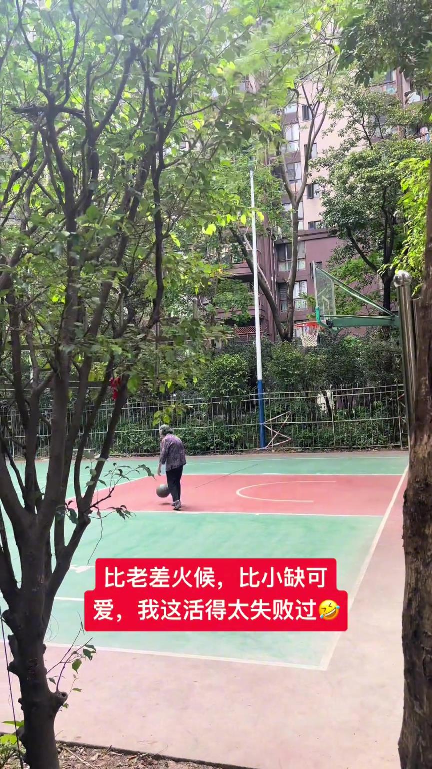 這阿婆單手一投一個(gè)準(zhǔn)，姜還是老的辣