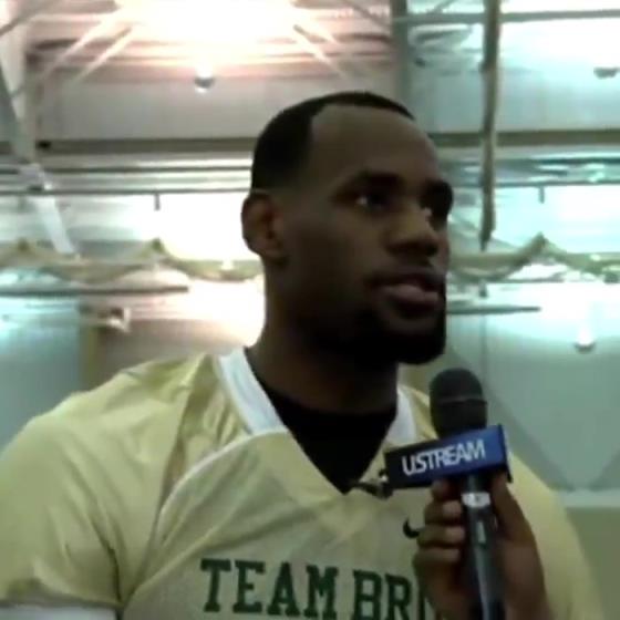 哥兩個(gè)還會(huì)這個(gè)?。?1年NBA停擺期間老詹和阿杜組隊(duì)玩橄欖球