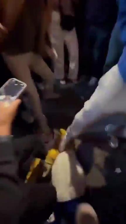 驚！尼克斯大勝步行者后，哈利伯頓遭主場(chǎng)球迷群毆