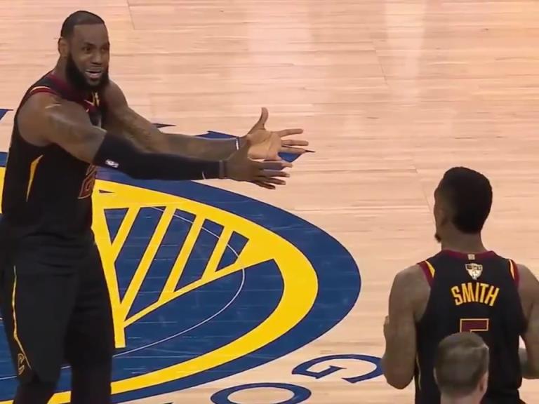 名場(chǎng)面！JR搶下關(guān)鍵籃板沒看表，老詹質(zhì)問JR為何傳球