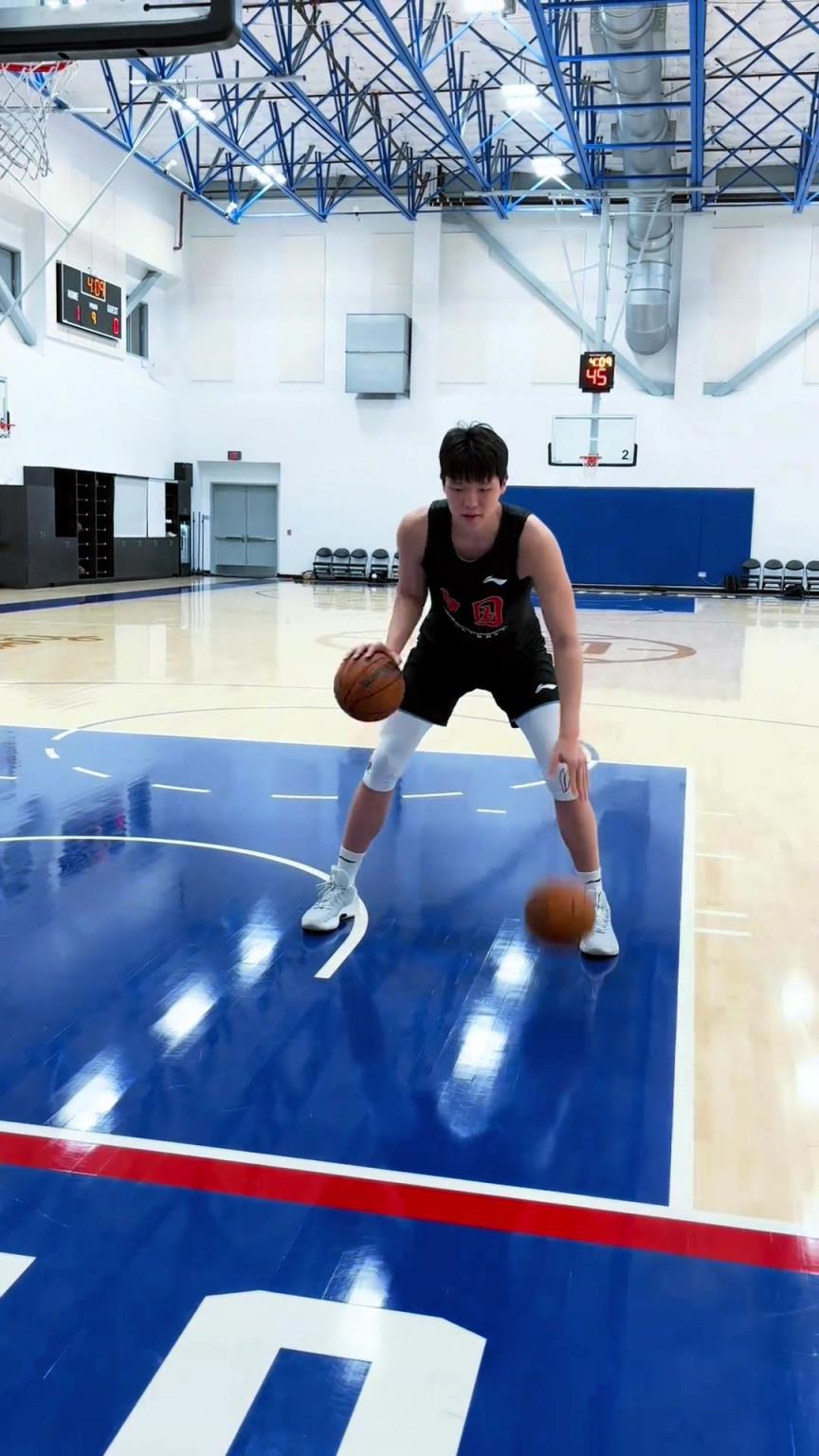 楊瀚森今日份訓(xùn)練！這個(gè)左右手運(yùn)球協(xié)調(diào)性真不錯(cuò)