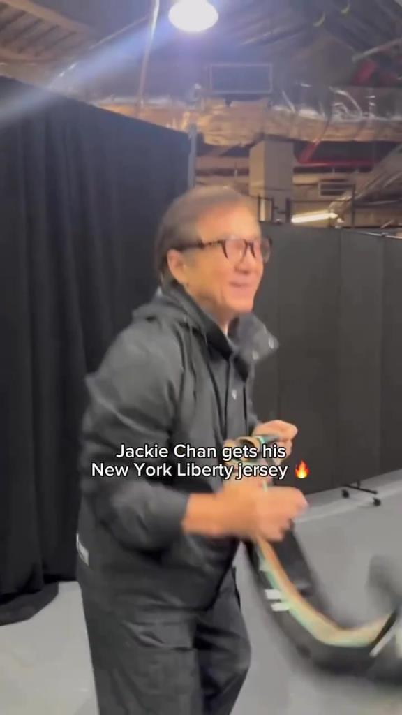 肌肉記憶！成龍這幾下空氣運(yùn)球像是進(jìn)了家具城