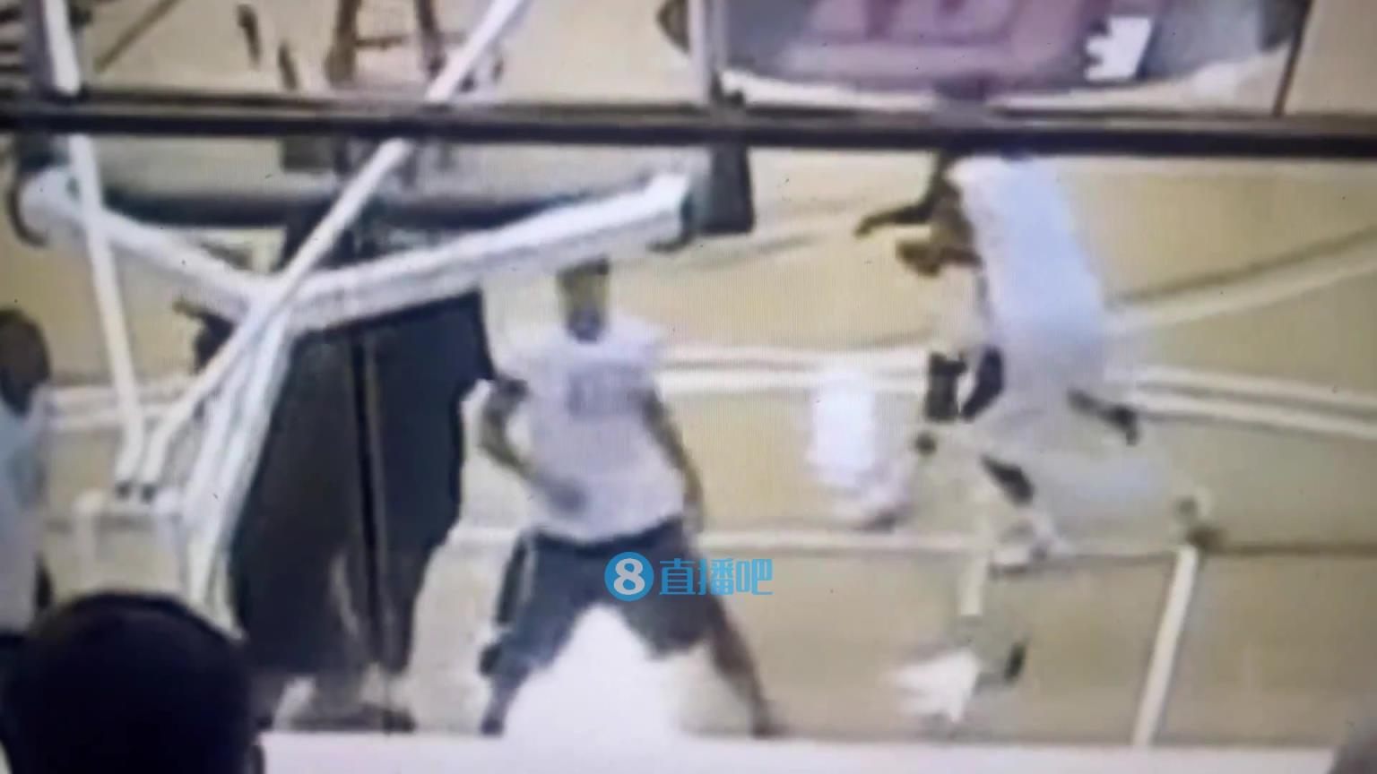 引熱議！美媒翻舊賬：當(dāng)年詹姆斯被大學(xué)生隔扣，耐克沒收了錄像帶