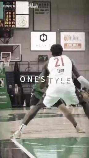 正統(tǒng)美式后衛(wèi)！JD戴維森炒菜后低手合球，對(duì)抗上籃打進(jìn)！