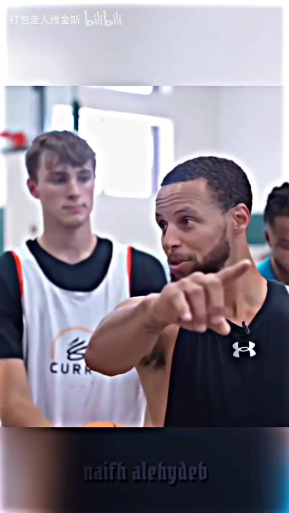 庫里：其實(shí)這個(gè)暴扣是我教的！當(dāng)弗拉格出現(xiàn)在庫里的訓(xùn)練營！