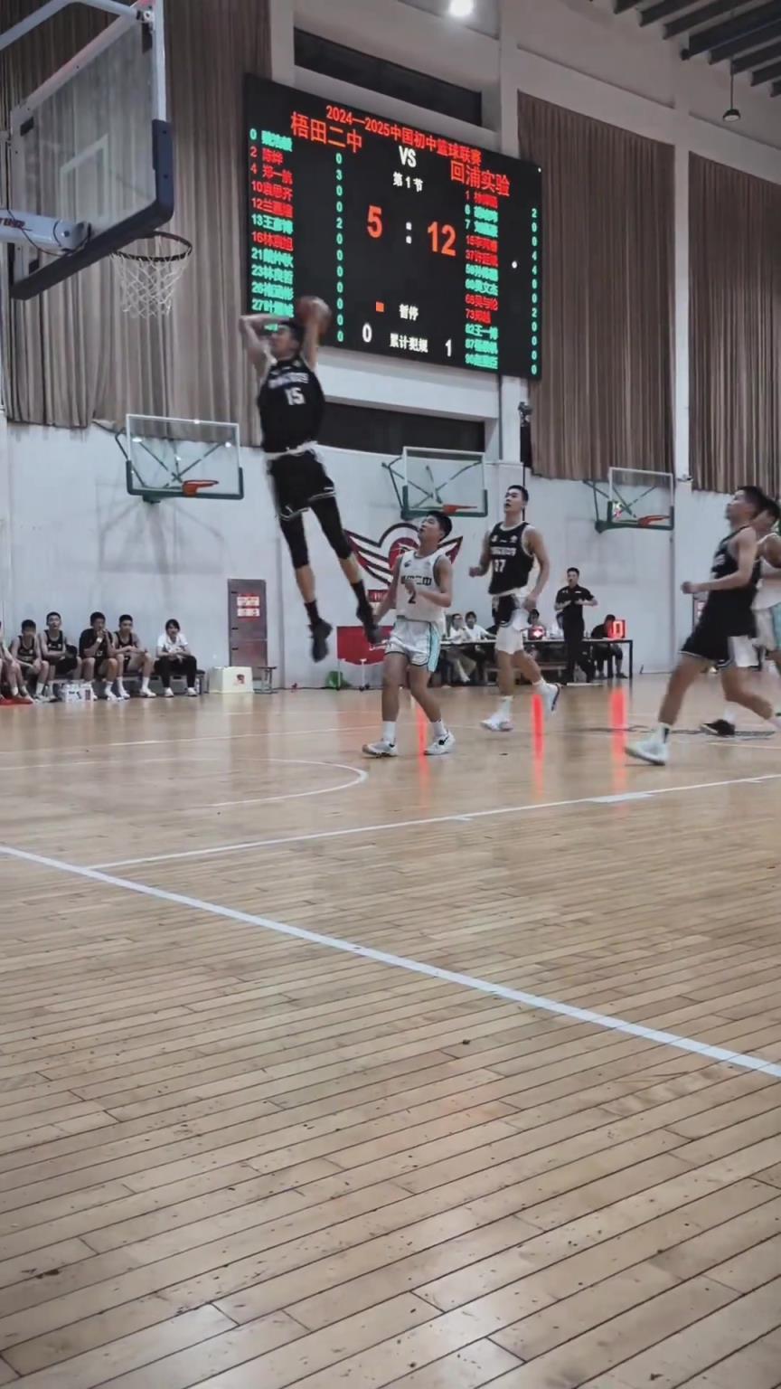 起來就扣??！現(xiàn)在的初中生都這么打球的嗎