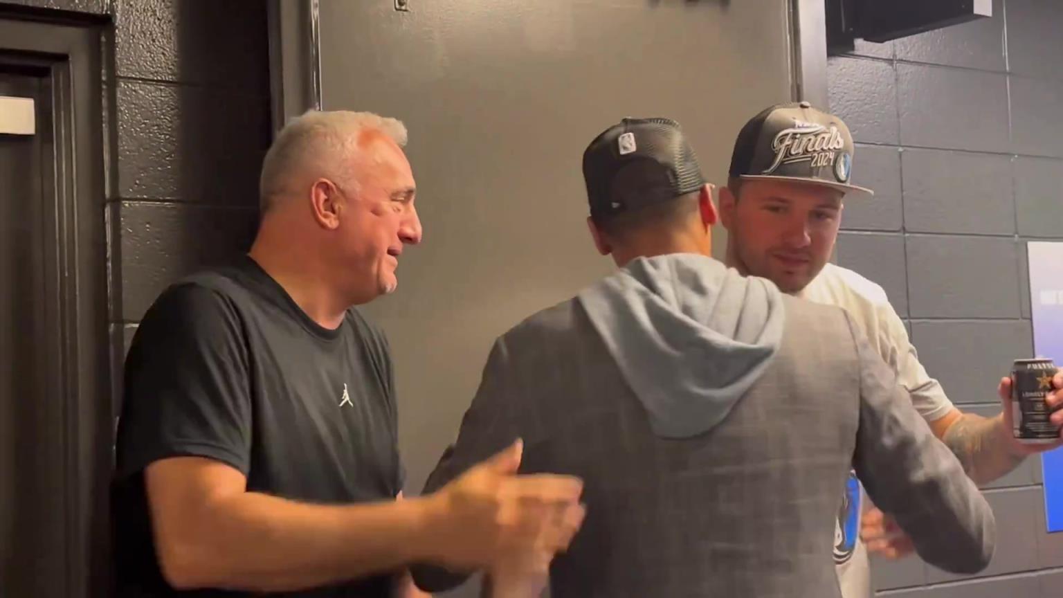 去年的今天，東契奇率隊(duì)殺入總決賽，賽后喝啤酒被芬利沒收