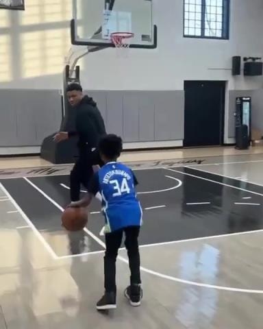 交易價(jià)值急劇下降！字母哥和小球迷單挑被當(dāng)面絕殺