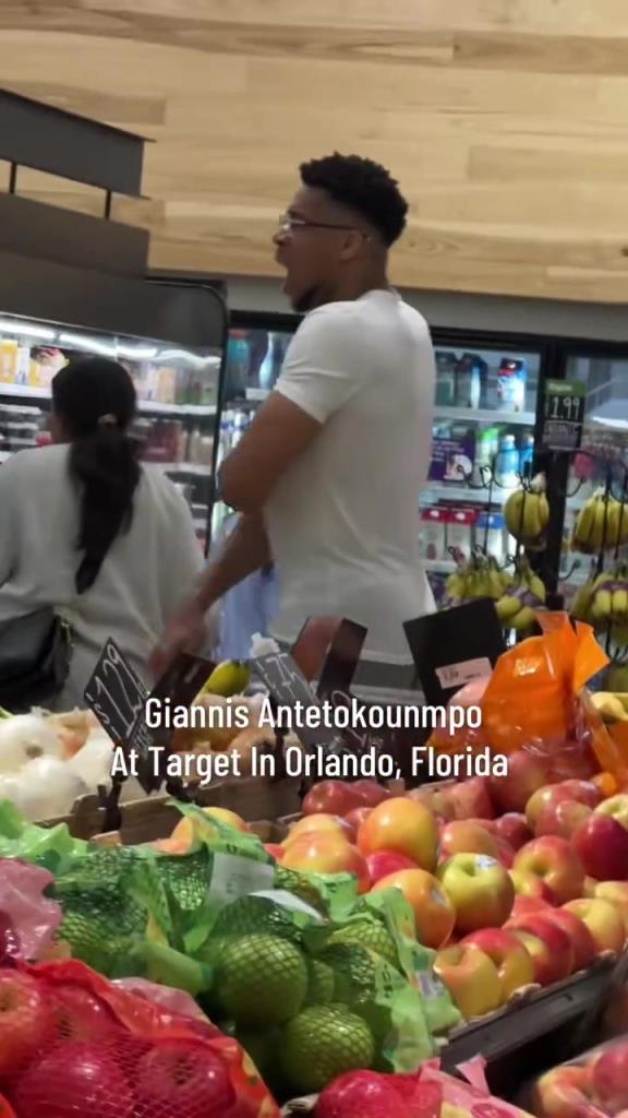 好男人?。∽帜父缭趭W蘭多度假 陪妻子一起逛超市