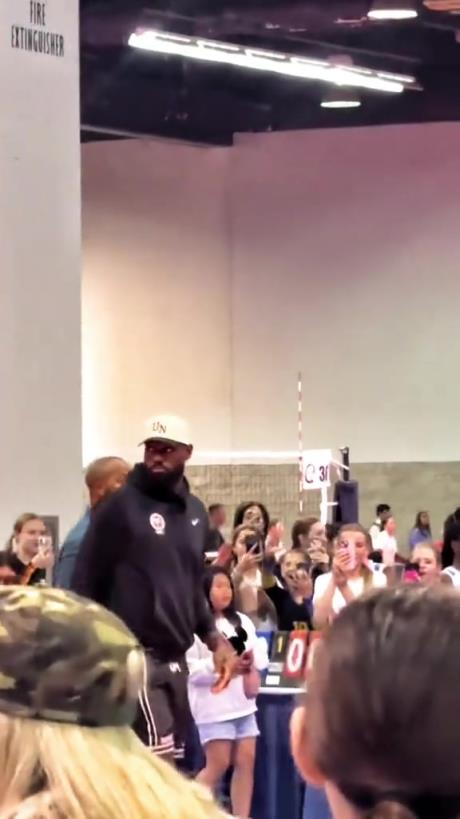 什么是巨星啊！詹姆斯現(xiàn)身排球場被小球迷包圍 這就是行走的流量