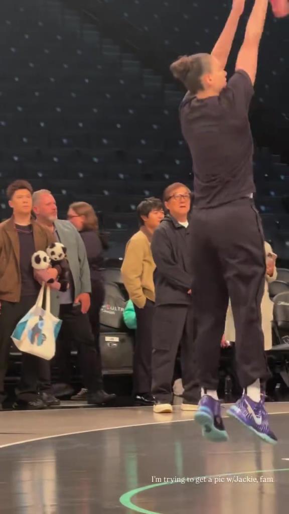 71歲成龍現(xiàn)身巴克萊中心看女籃比賽：她們投籃怎么那么準(zhǔn)?。?！