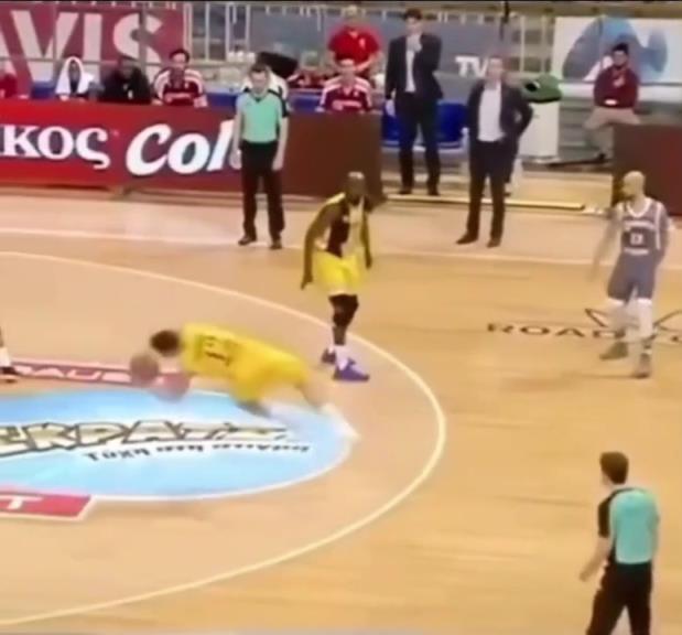 下地真快！搶斷這哥們兒多少是有點門將基礎(chǔ)