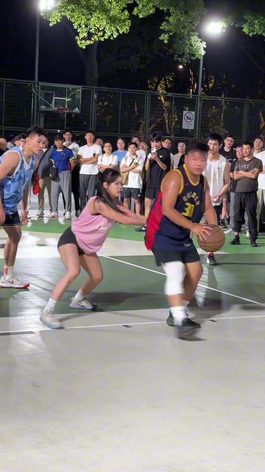 這哥們看見防自己的是女生，一個(gè)勁背打，球也不傳了